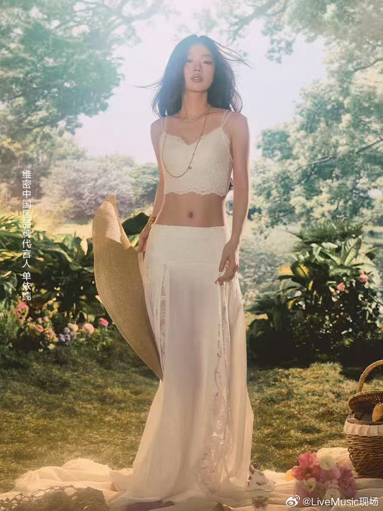 单依纯维密这组精彩没想到居然有马甲线一月二月三月香奈儿、蔻驰、维密不停宣起飞🛫