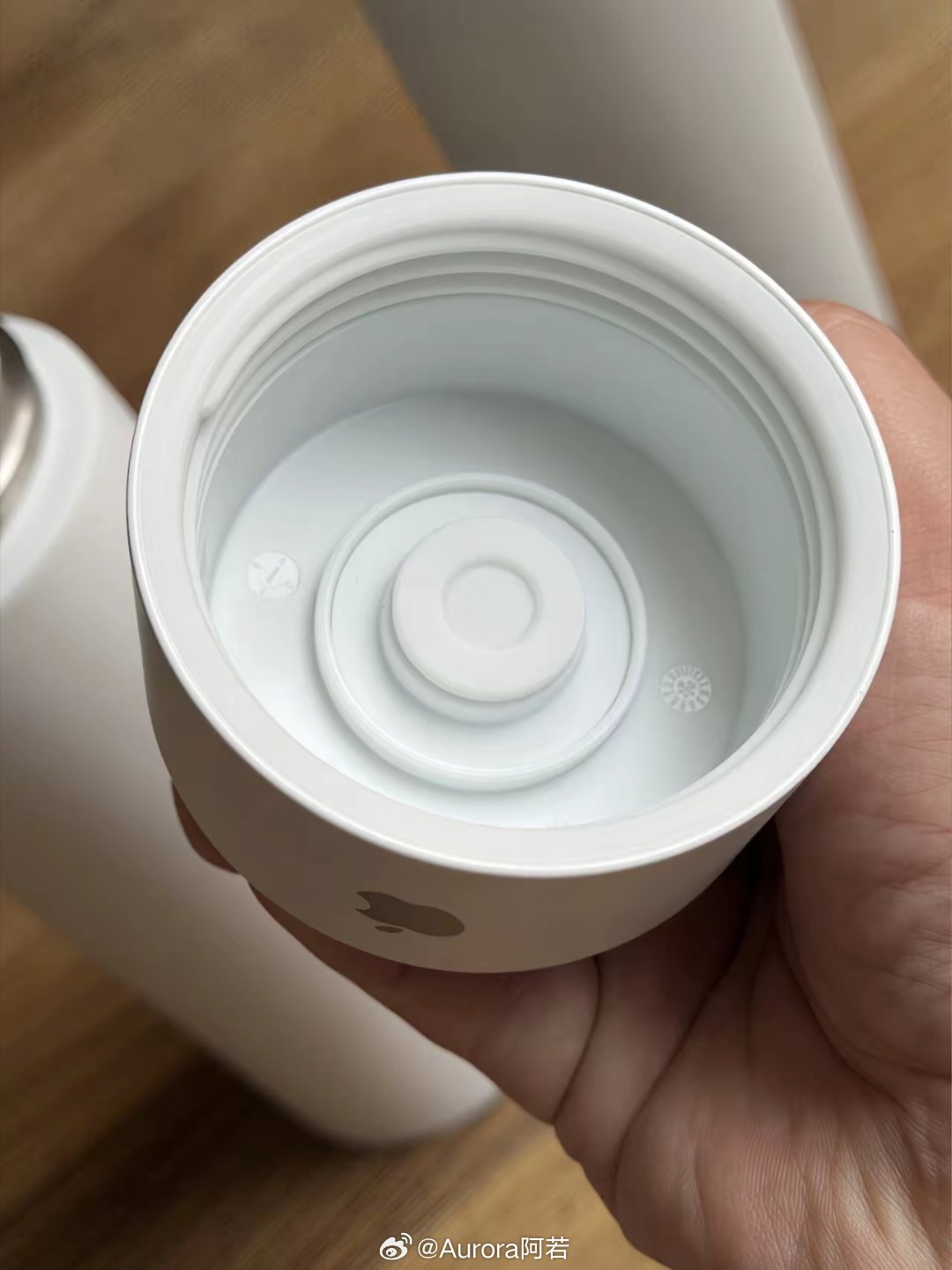 苹果持续折腾水杯产品线，这次升级金属机身质感拉满。不得不承认外观审美一直在线，蓝