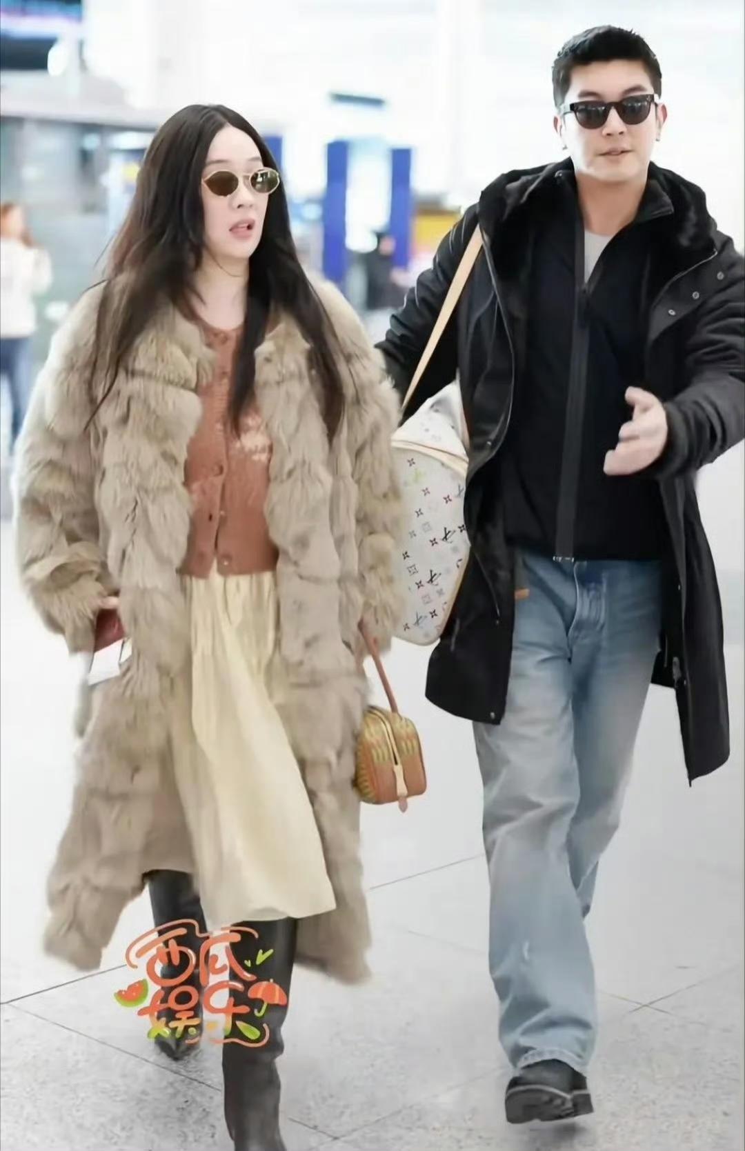 霍思燕越来越不对劲了，她明明才45岁，最近几次机场look，简直把“贵妇感”焊死