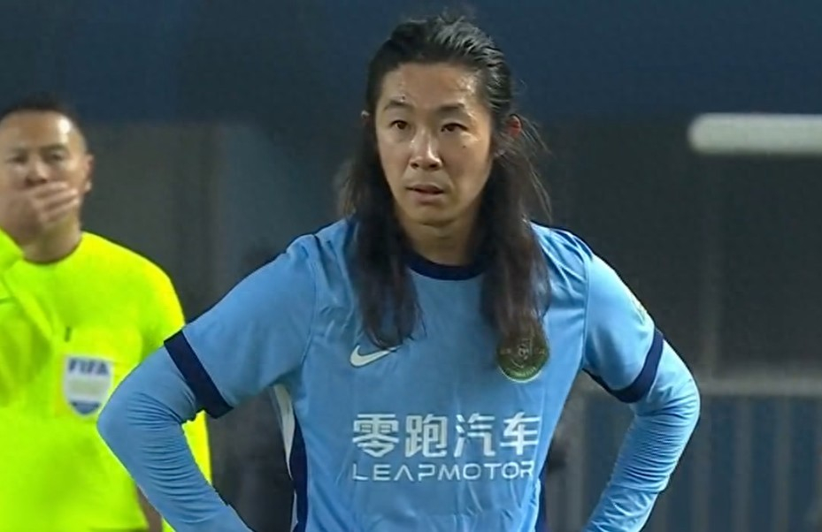 12月19日，辽宁铁人球迷博主发布藏头诗暗示，36岁中场李提香将加盟中超升班马辽