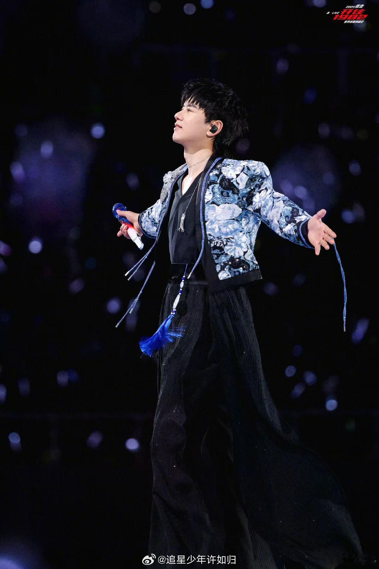 张杰唱驭风歌挑眉这一下 谁懂啊，张杰唱歌的时候整个人都在发光。高音轻松得像在呼吸