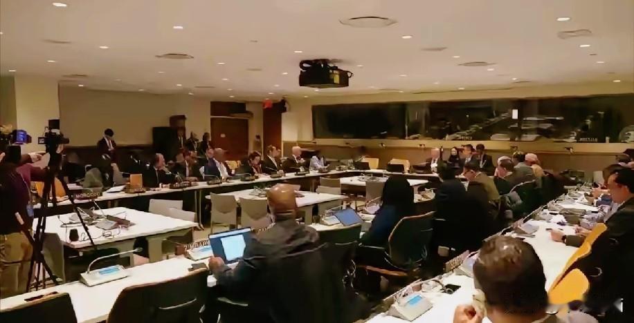 美国退群，中国建群。在美国退出66个联合国与非联合国组织之际，我国在纽约放了个“