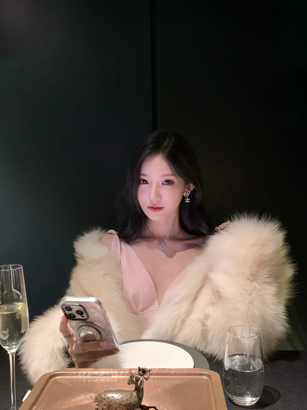 存一些姐感的餐厅拍照姿势