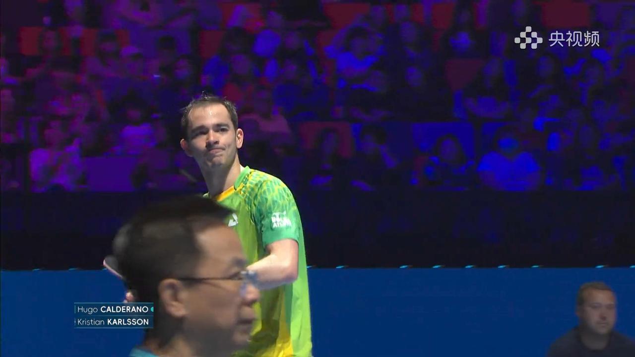世界冠军被淘汰，雨果决胜局被追到9-9
单打世界冠军雨果与男双世界冠军卡尔森的比