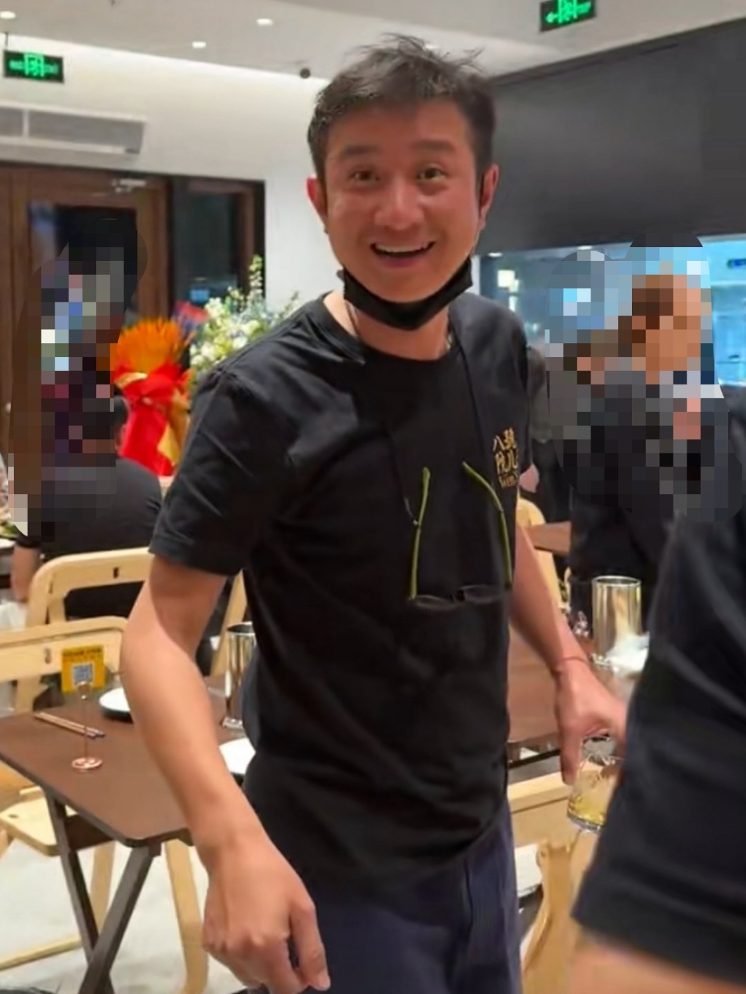 文章开饭店了 有网友发现，文章在上海开了家陕西风味餐厅，还现身热情迎客，全程微笑