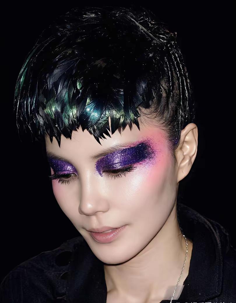 王菲的化妆师是懂她的！最喜欢王菲的眼睛，神秘，深邃，每每都能突出眼睛！