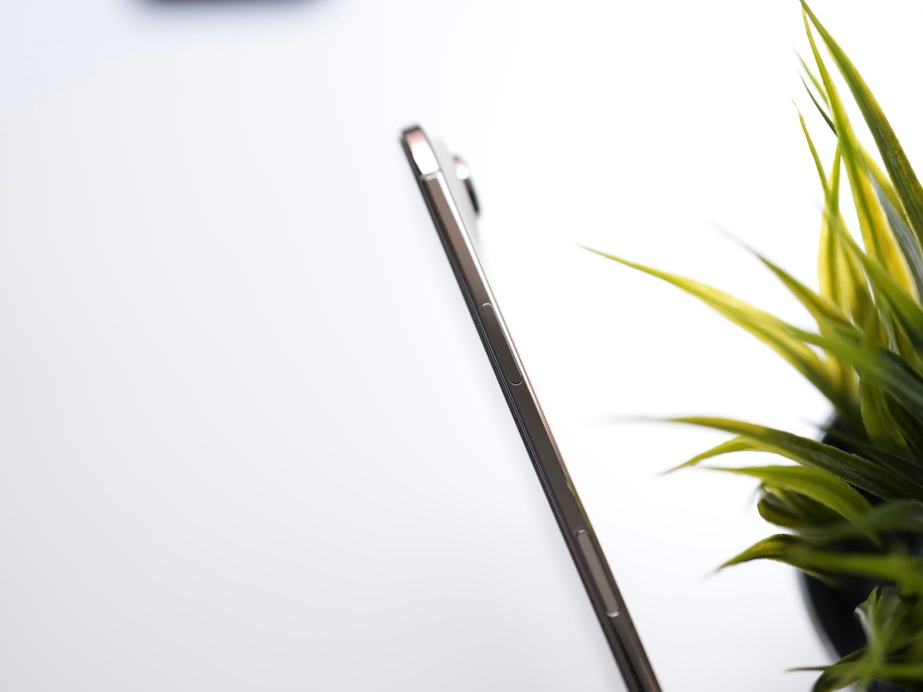 怎么说呢？看到各种榜单后，我觉得给iPhone Air封一个2025年超薄单摄手