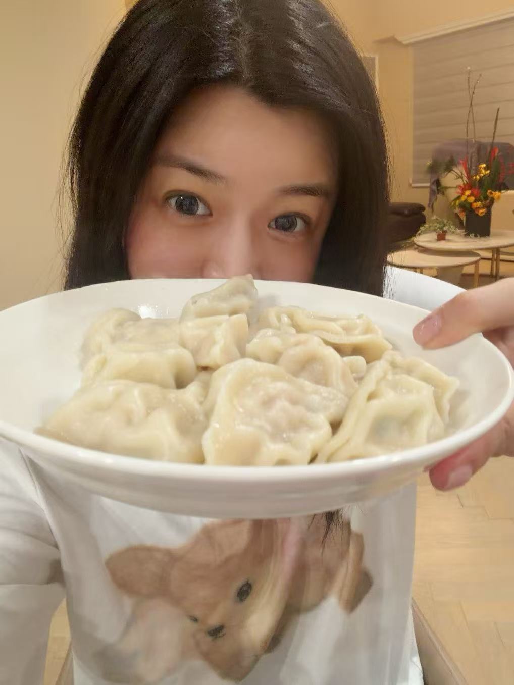 陈妍希回台北和妈妈过年，陈妈妈为她做得年夜饭也太质朴，都是一些家常菜。 