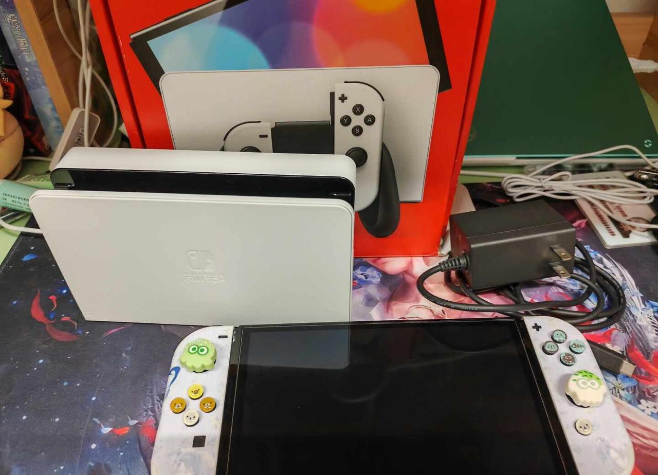 开除日版Switch OLED白色
24年机器｜25年5月一手自用
三台Swit