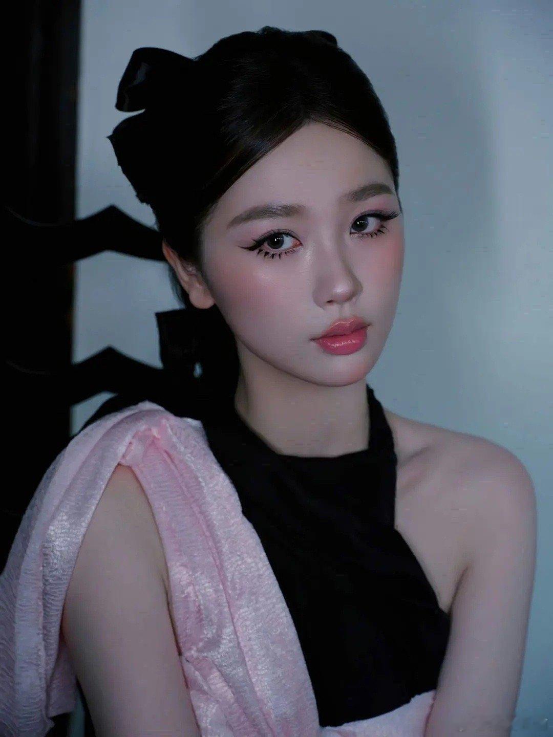 虞书欣化这么显脏的眼妆是因为元气少女妆不吸粉吗？这是在模仿Jennie吗？ ​​