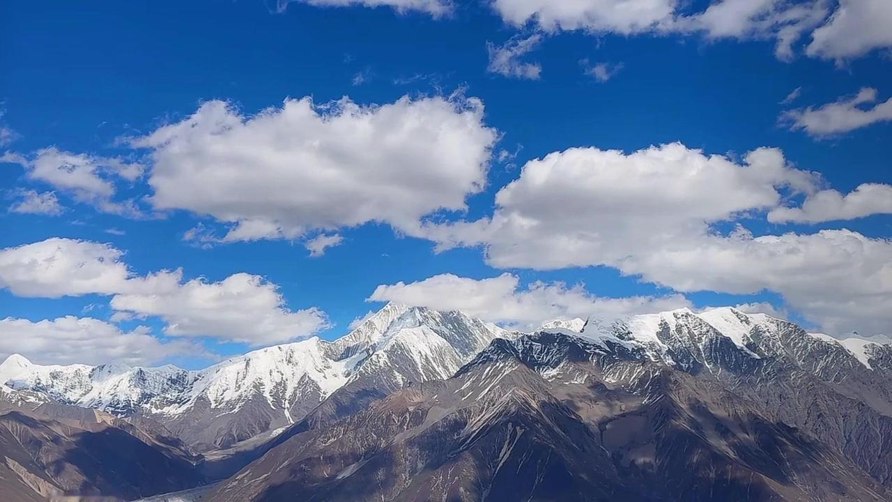 甘孜之行最惊喜的不是打卡地标，而是在那偶遇的一场雨，一场雪。突然懂了旅途中不期而