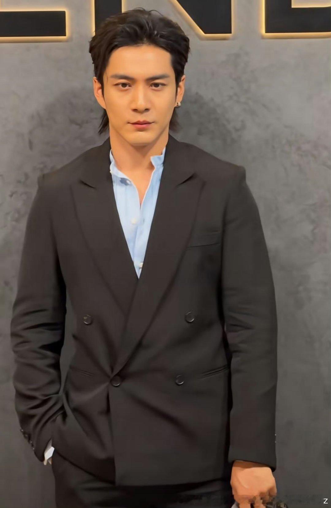 东君也是老了而且看家业发现他的演技和台词其实还有点油腻的什么韩冬君开了一辆摩托车
