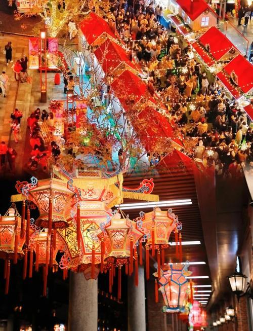 上联：柳巷春回添小绿，黄莺紫燕；
下联：神州元夜结重彩，红男绿女。