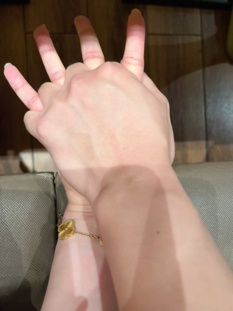 大哥明天出个短差，又是听我赖叽的一晚。对抗男女，相爱相杀。“你能不能温柔点握手。
