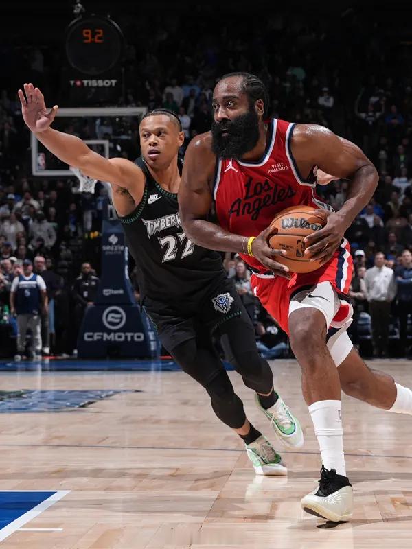 哈登的NBA生涯总得分正式超越卡梅隆-安东尼（28289分），升至NBA历史得分