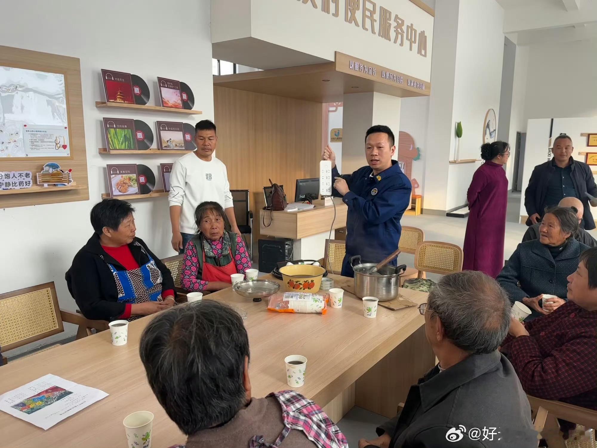 台州三门火焰蓝为银发族送上冬日安全暖课三门“火焰蓝”太贴心！消防员走进村社，用方