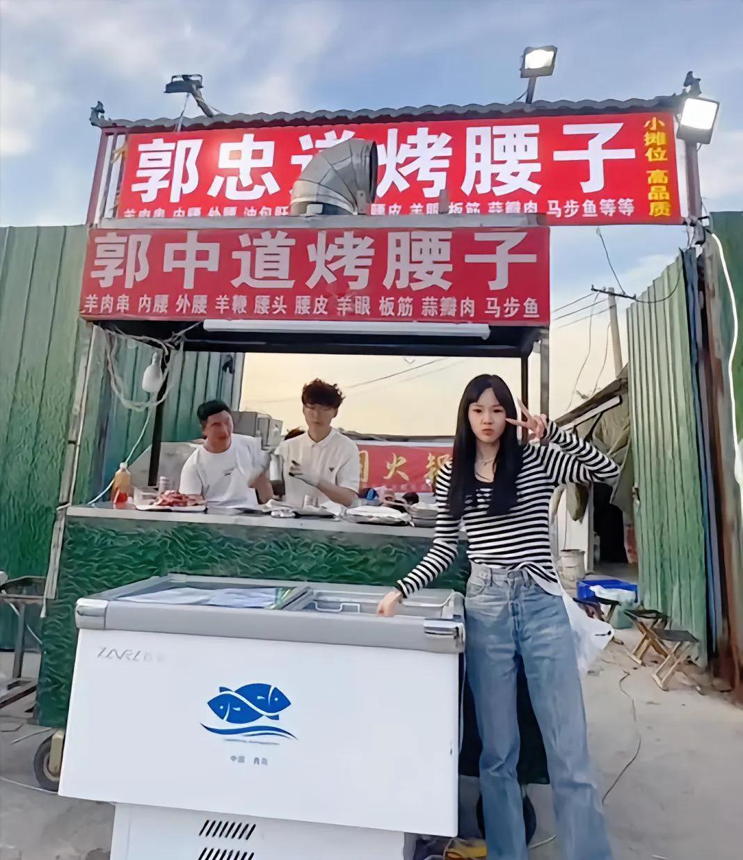 郭有才，这个名字在淄博烧烤界掀起了一场轩然大波。他的烤串，一夜之间成为了城中热话