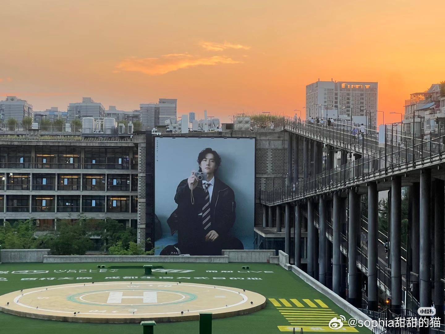 王一博你怎么可以如此伟大，连天空都要为你绽放最美的样子～ 