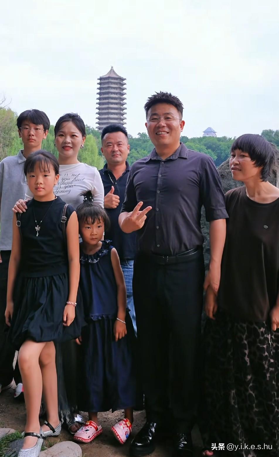 周敏儿子长的挺快的，都比二伟和亮哥高了