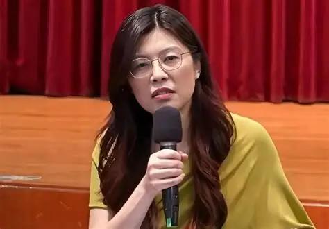 万万没想到，新当选的国民党主席郑丽文，一查底细才发现她不仅是妥妥的“蓝二代”，身