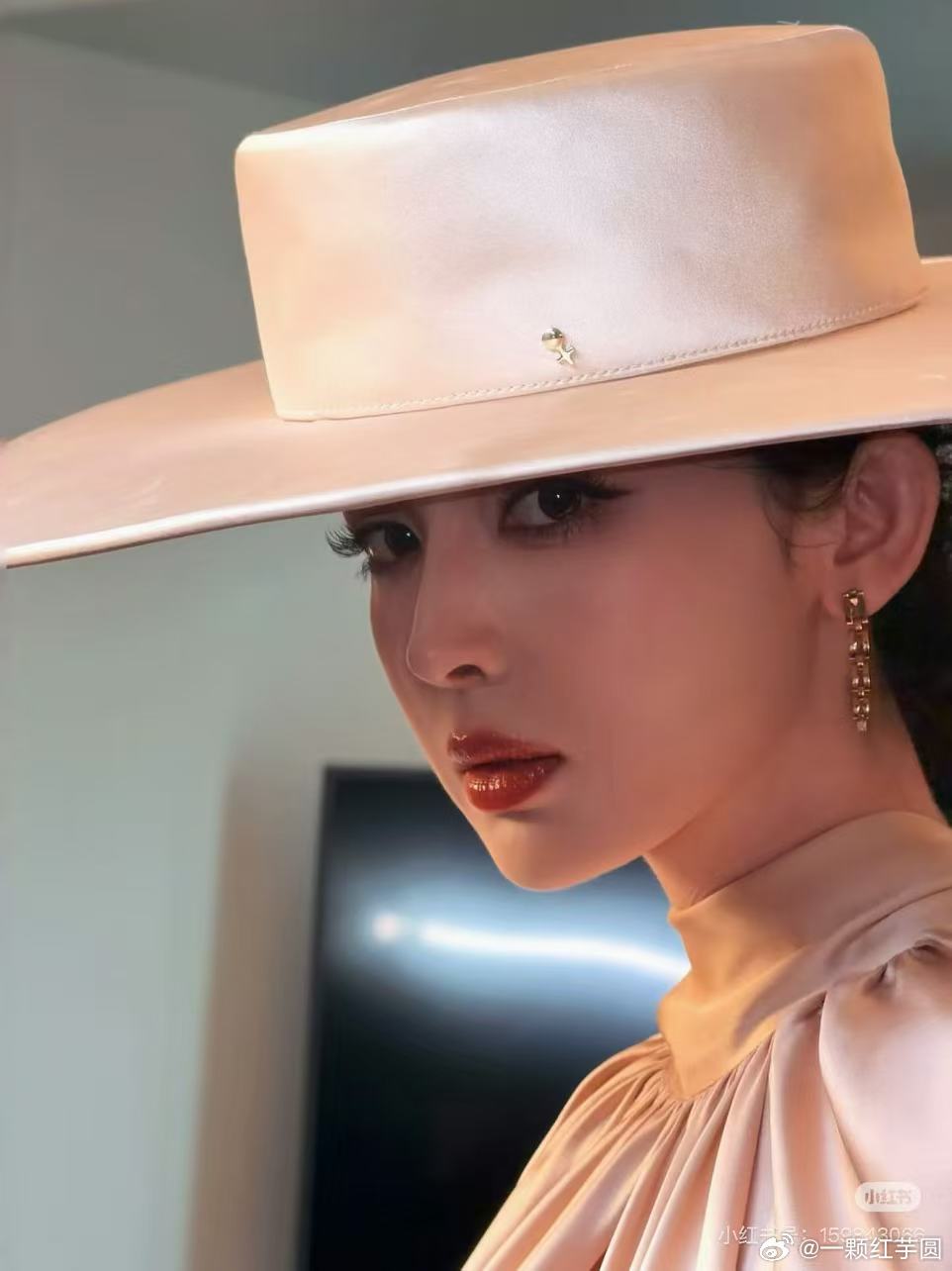 刷到娜扎在苹果50年活动上的造型，整个人直接看呆！复古波浪卷配丝绒长裙，老电影女