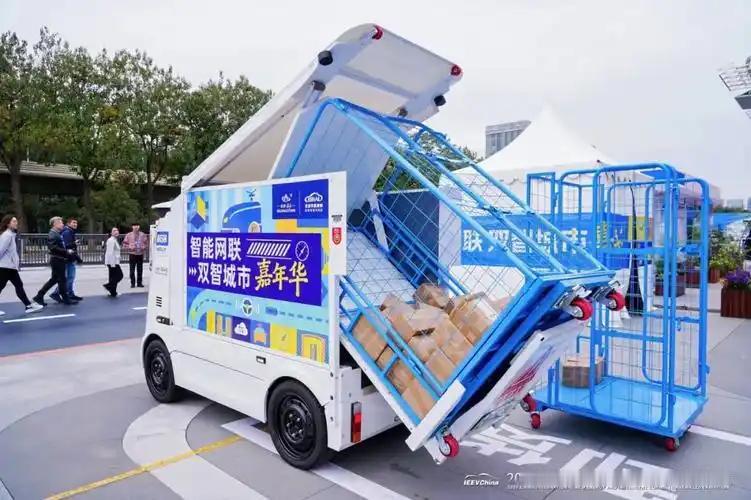 无人车来看球，是来加油还是来抢戏的？8月8日“甜咸大战”现场，新石器展台被围得水