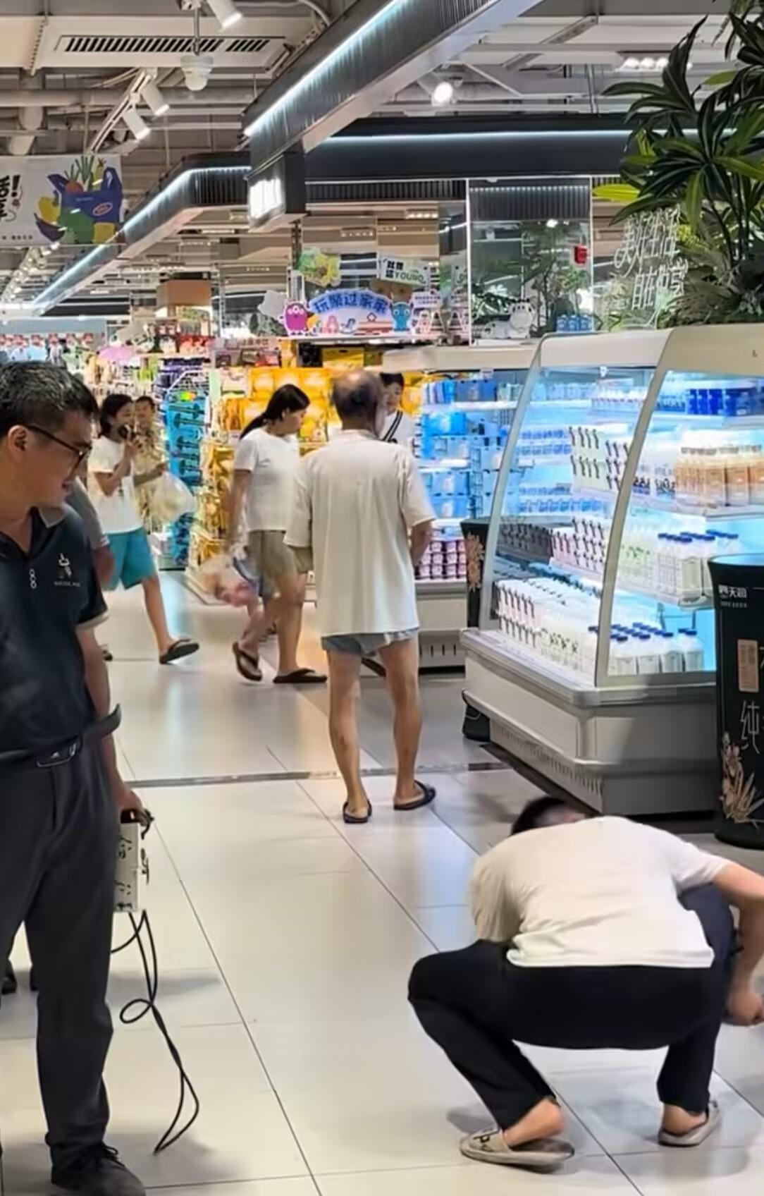 莫非是遇到江湖中传说人物了？标志性特点：拖鞋、短裤、白T、秃头！