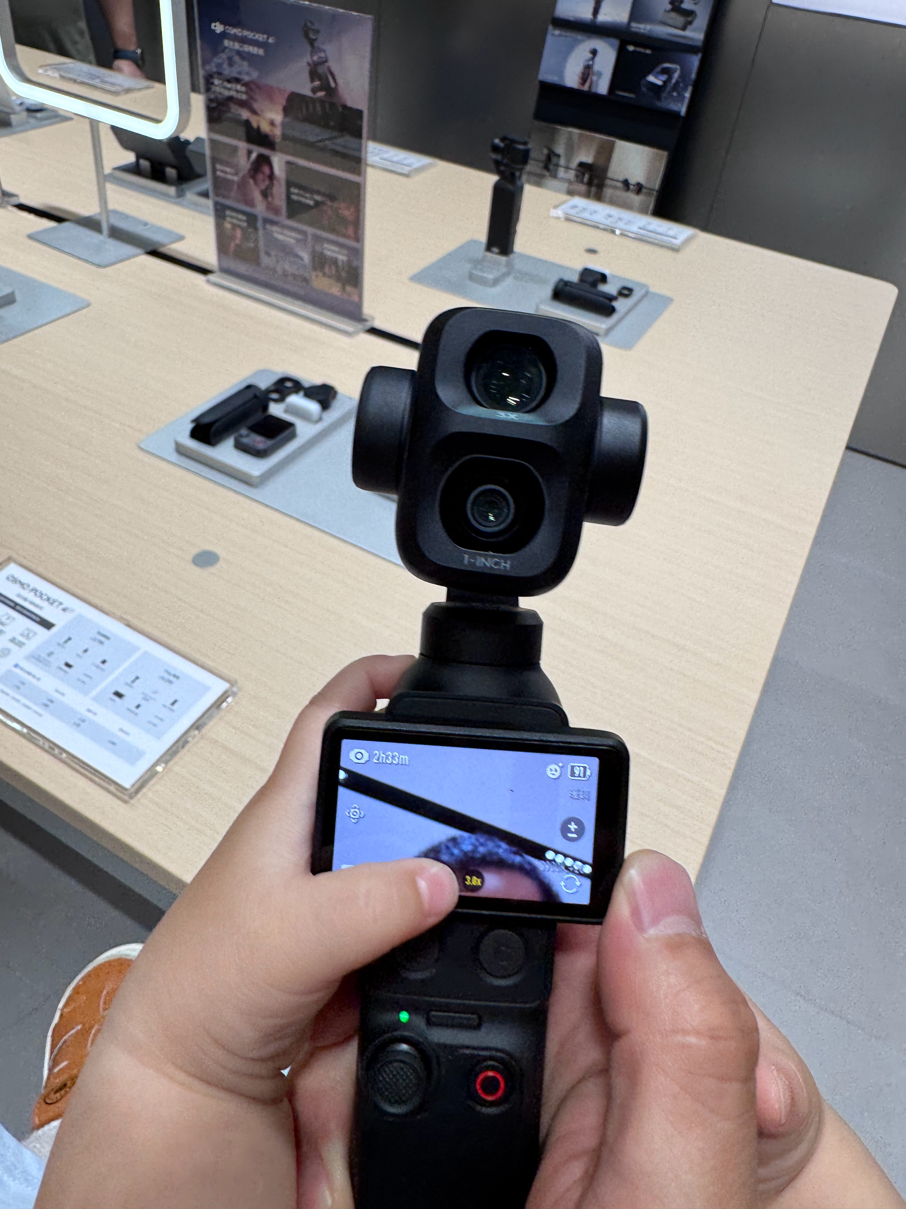 昨天在超级合生汇看了眼大疆Pocket 4P跟 影石Luna Ultra轮手感大