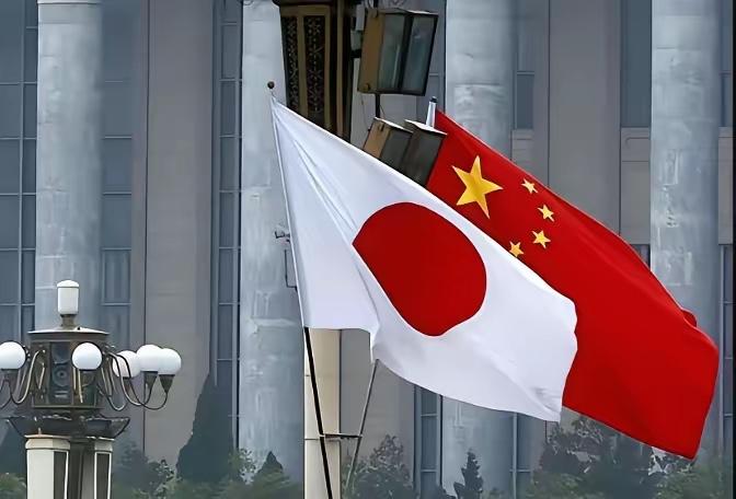 日本媒体又来玩那套"劝人大度"的老把戏了，张口就是"希望中国放下怨恨"，声称当年