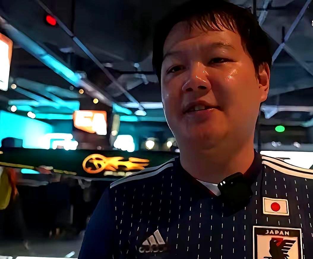 这几天的视频里，一群人穿着日本队球衣，在上海酒吧为日本4∶0突尼斯举杯，还冲着外