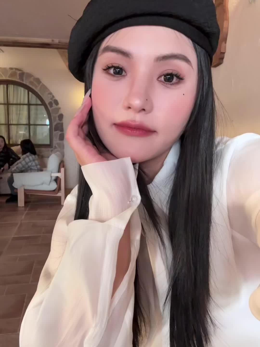 我喜欢的人身上有淡淡的烟味 但相拥时我闻到的他是香香的