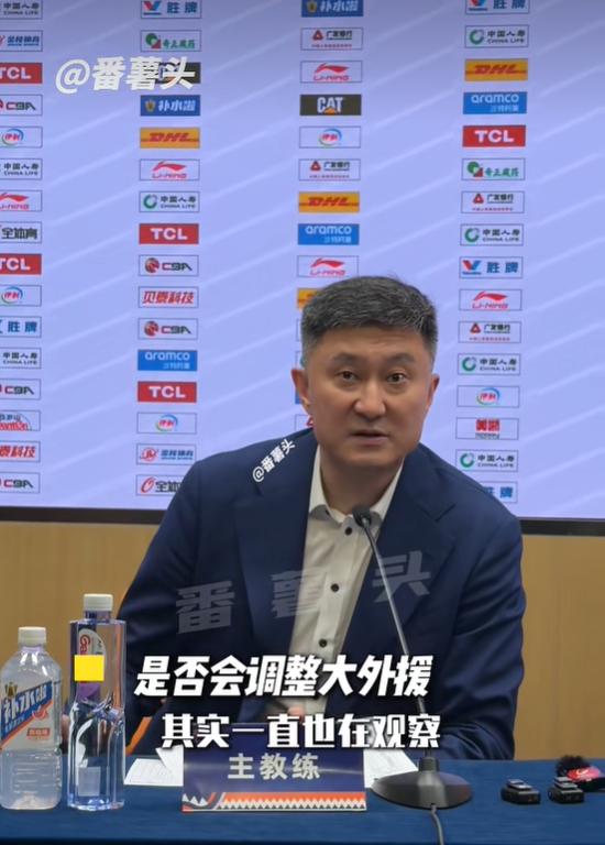 遭上海四杀后，杜锋亲承作出改变，采纳球迷一个建议。杜锋不是热衷小球打法吗？四年前