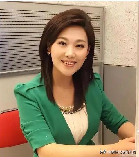 这是黑龙江走出来的优秀主播，颜值比董卿高，又有气质，她的普通话非常标准，说话有条