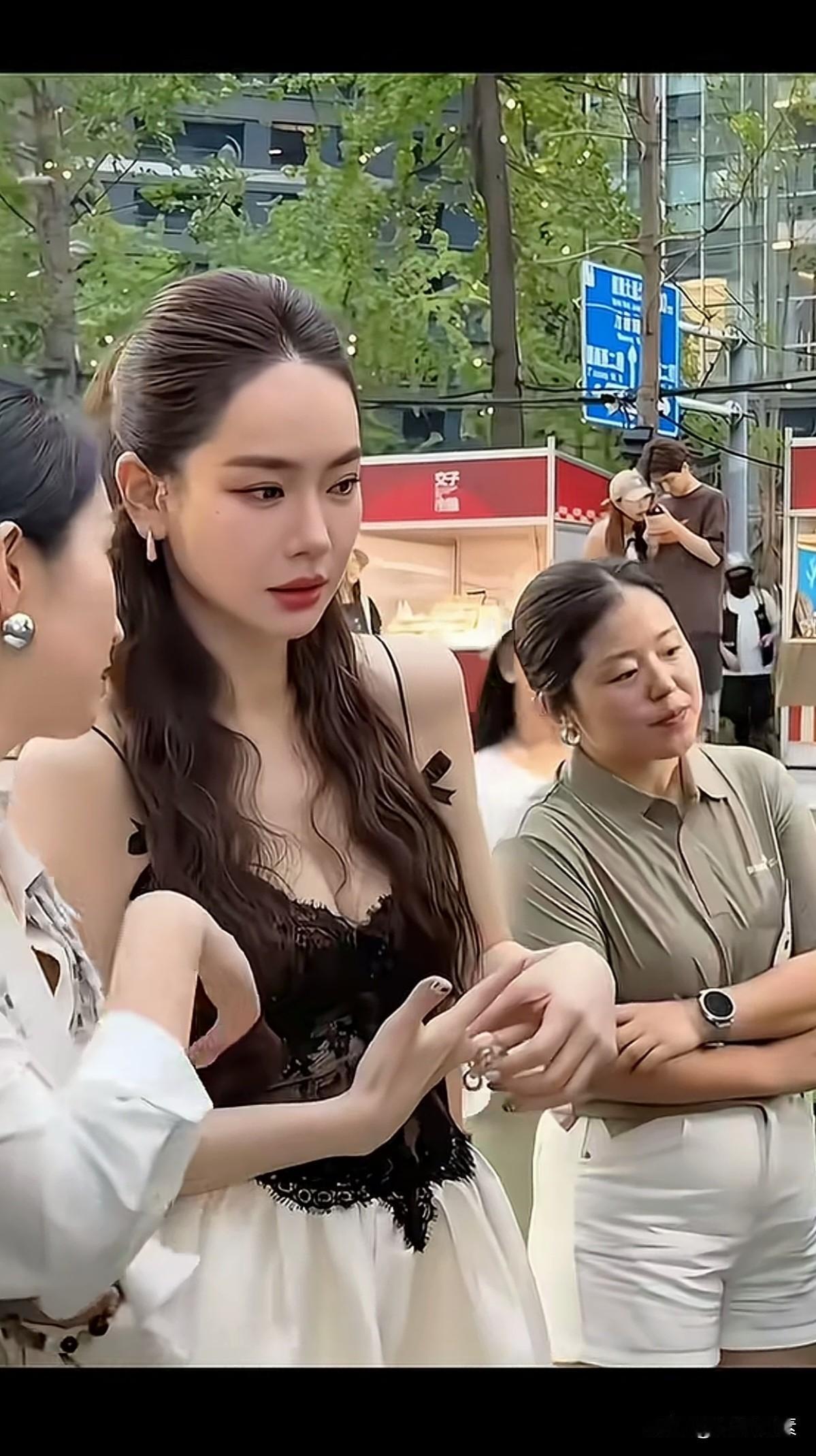 当红女星戚薇，皮肤白皙，体形丰腴，姿态优雅很出众呀，这样的女神哪个男人顶得住吧？