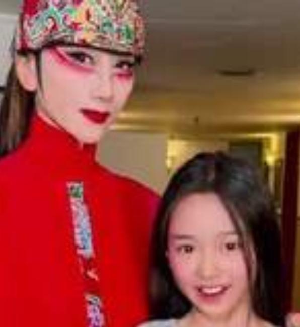 2026年5月10日，董璇带女儿小酒窝探班杨丽萍主演的舞剧《十面埋伏》后台。
杨