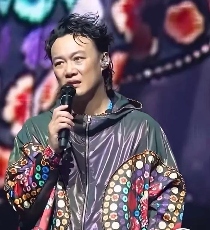 知名歌手陈奕迅，冲上热搜！

7月17日，已经许久未露面的知名歌手陈奕迅，突然冲