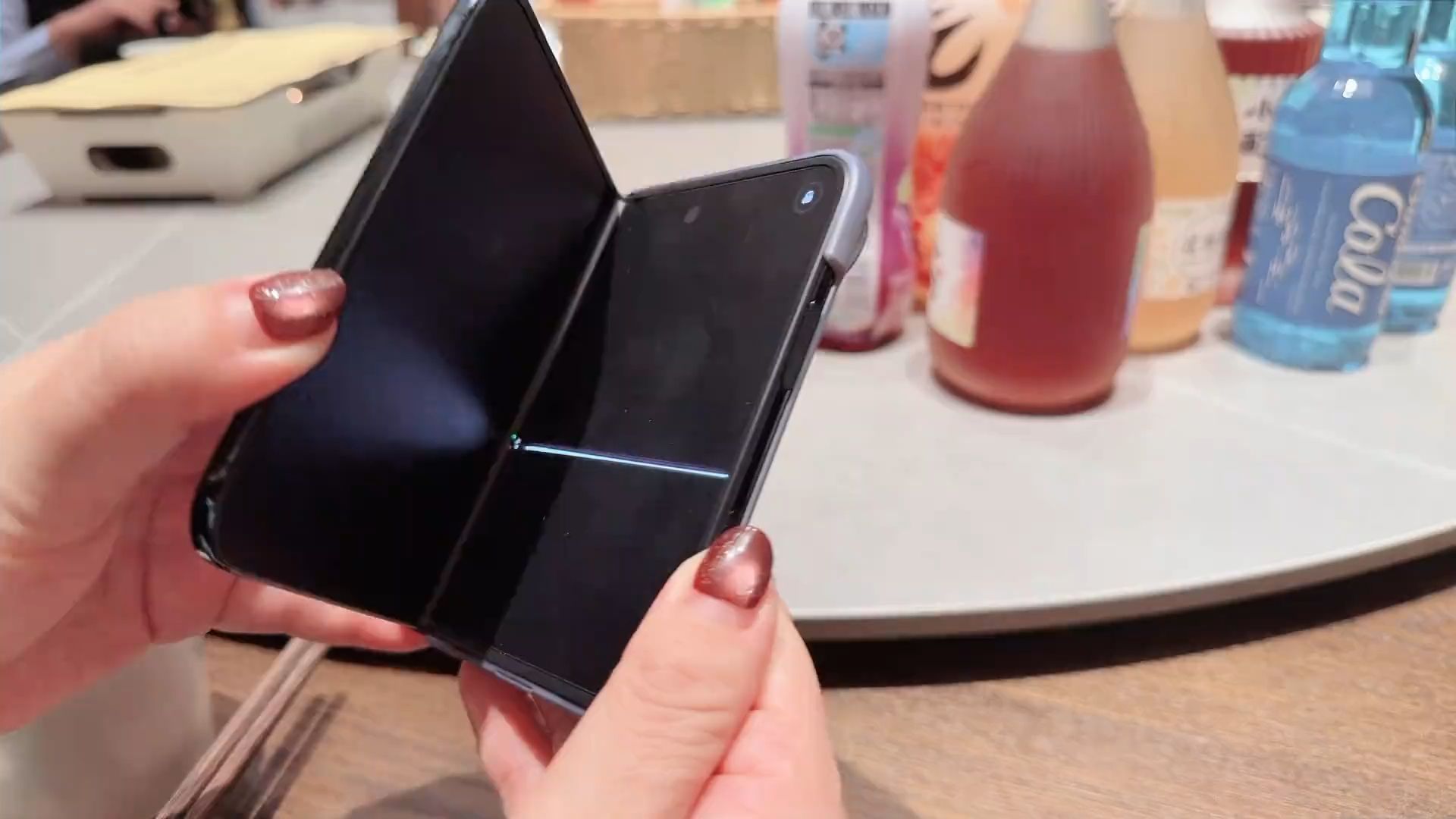 有消费者正常使用的iPhoneDuo出现内屏破损的情况