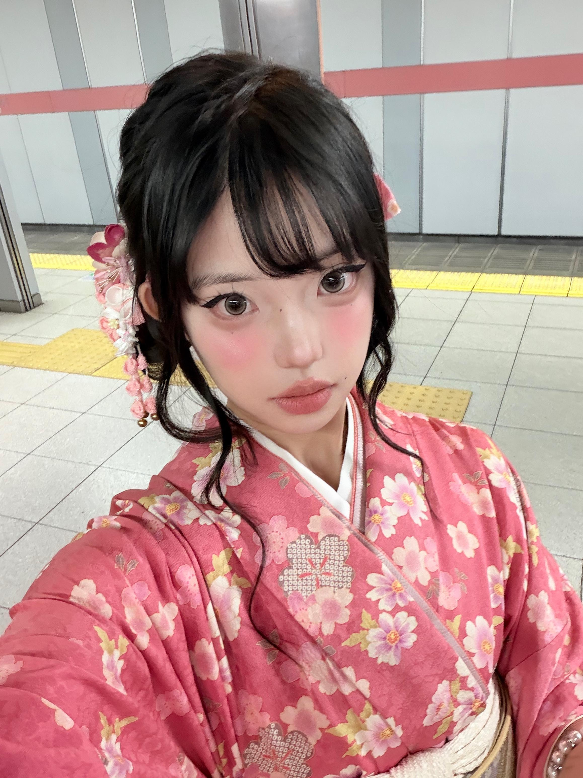 第一次穿振袖 稀里糊涂选了这个姨味很重的粉色 太难驾驭了 