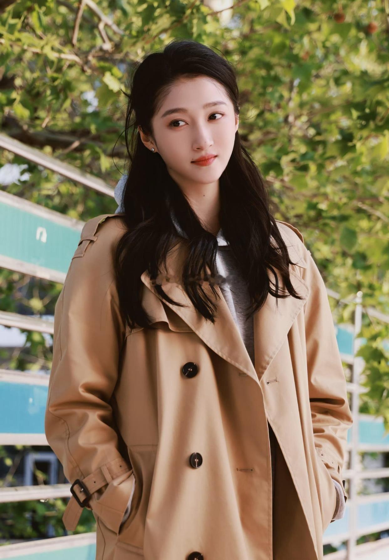 1.杨超越好不容易拿到陈思成新电影的女主，结果电影票房扑街，她翻身有点失败。2.
