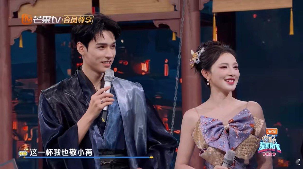 龚俊吃瓜吃到自己身上 吃瓜的快乐还没延续三秒，就被苦瓜茶浇了个正着，俊俊这反应速