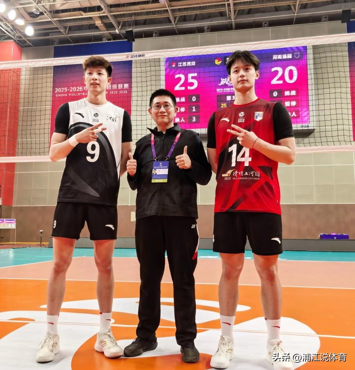 中国男排最帅新星：江苏队吴昊泽和河南队杨家兴亲密同框。两人目前都是中国男排的人气