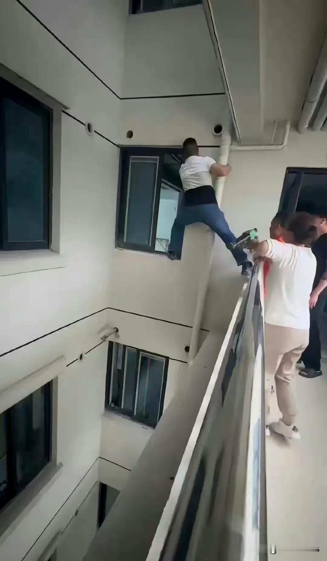 据说这是20楼！我真服了😂业主情愿自己拿命尝试，也不愿意让开锁师傅挣这80块钱