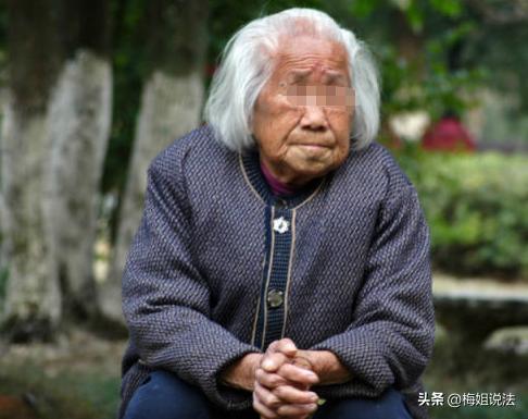 焦作，袁先生家里4个姐姐，就他一个儿子。他妈走后头七那天，几个孩子一起收拾遗物，