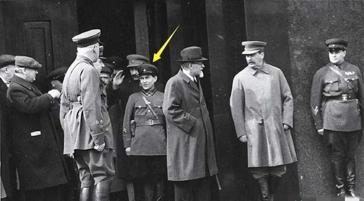 1937年，斯大林身旁那个1米5的“血腥侏儒”，在亲手处决了3000名下属后，被