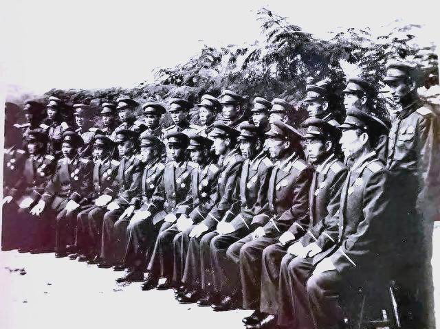 1955年首次授衔有两万多军官被授予少校军衔，占全部校官的一大半。
这组数字不是