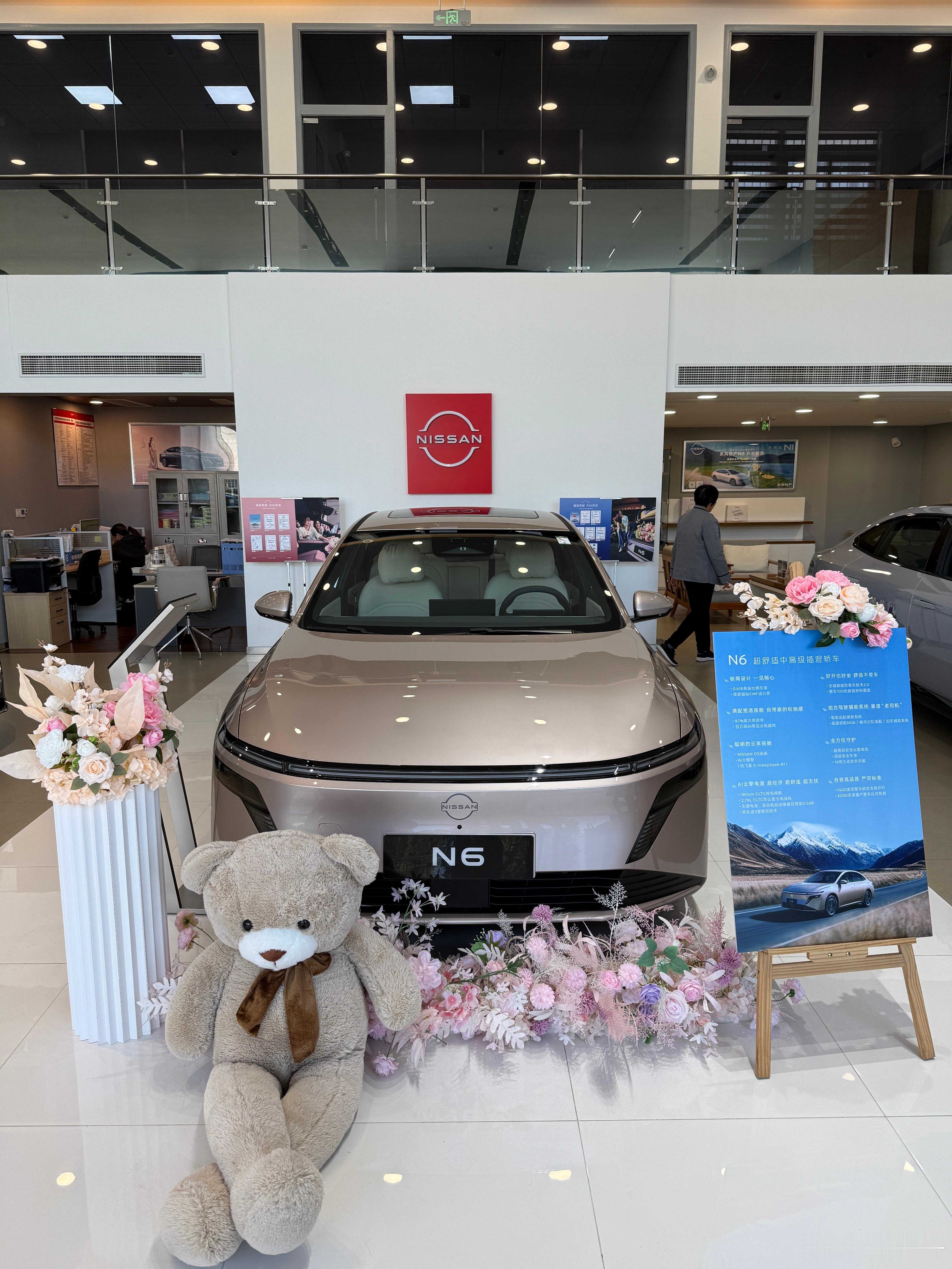 N6现在是店里的C位，看了一下车，感觉非常符合温馨家庭的用车氛围呀。1、浅色内饰