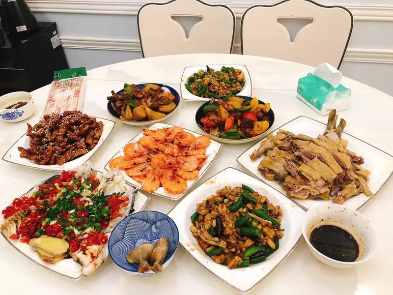 湖南邵阳27岁女生春节上门做年夜饭，月入四万多：一桌10个菜，包食材收费1888