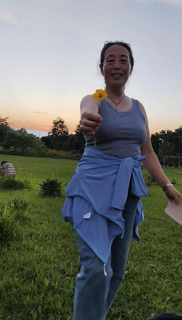 多年未见的朋友们，我想念你们啦！
昨天晚饭后，我骑着车去乘凉、看夕阳。回到家，我