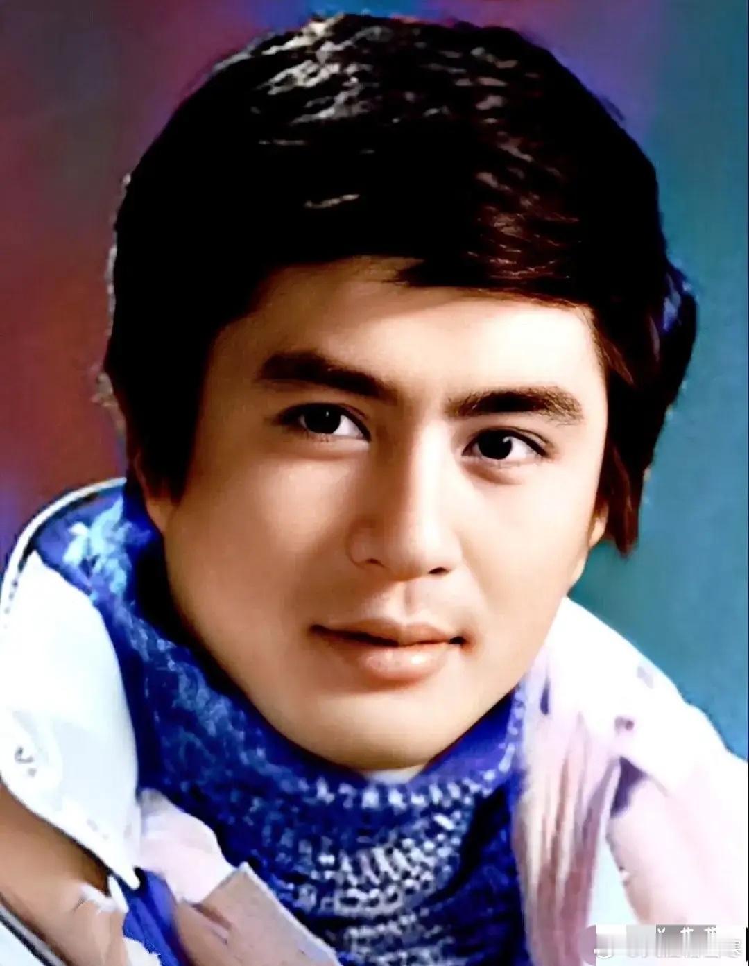 80年代的男演员相貌和现在的演员有区别，都是仪表堂堂、高鼻大眼的英俊小生。长春电