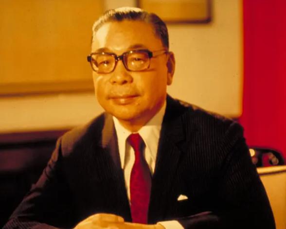 蒋经国的一天，通常是从一份烧饼一根油条开始的。用他贴身副官翁元的话来讲，在生活方